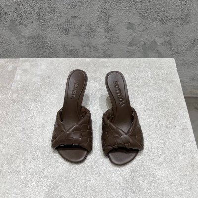 bottega Venet* 最新最经典猫跟凉鞋！扭结编织饰带 Ins&小红书巨多网红明星上身！上脚超性感！真的太美了！这款编织的鞋面超有高级感！高级穿着又仙女