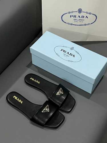 橙子出厂价P P100 Prada 普拉达春夏新款 同色三角标方头平底拖鞋 凉拖 码数：35-41