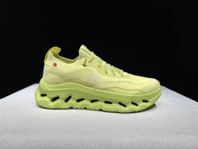 顶级版本On Cloudtilt X Loewe罗意威 舒适简约 低帮 生活休闲鞋。 瑞士高性能运动品牌On打造的此系列作品，鞋面由再生聚酯纤维和网眼布制成，采