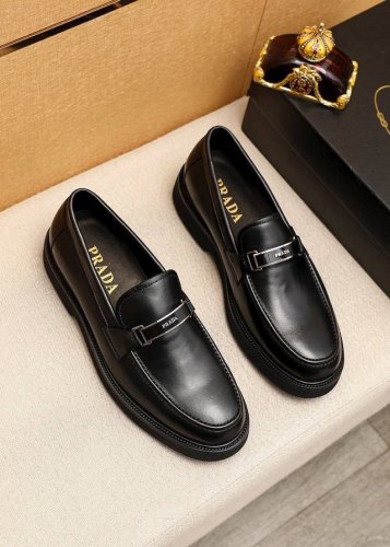 商品商标：Prada 普拉达 休闲皮鞋 正码码数: 39-44 38.45.46订制 商品材料：精选 进口头层小牛皮鞋面+奢华五金扣，进口水染牛皮内里。强烈立体