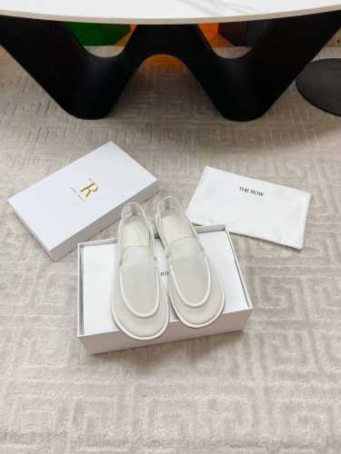 出厂 The Row网纱简约单鞋 自带仙气朦胧美 高级又不失体面 夏天穿个拖鞋也能美美的出街 闪闪惹人爱的点缀更增添了份华丽浪漫感很容易一眼就被吸引 搭配场合也