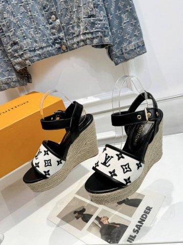 出厂 Louis Vuitton 最新走秀款厚底凉鞋 香港原版购入一比一开模 今年的款式比去年增加了新原素 显得更为大牌 皮面款采用原版小牛皮 内里垫脚全羊皮