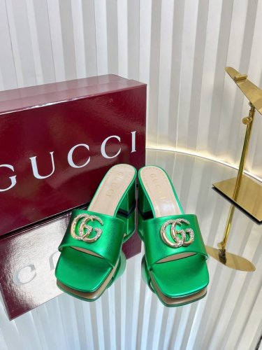 25开春款古奇 Gucci互扣式双G拖鞋双G铜钻扣，配饰以明艳调和经典图案，为传统材质汇入盎然新意。标志性互扣式双G与铜钻扣巧妙搭配为该鞋款注入夺目光彩 面料：