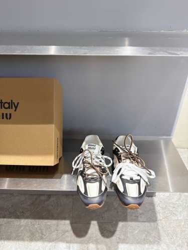 miumiu X New Balance 联名款Nb运动鞋 miu Miu 缪缪大秀上爆出的这双与New Balance 新百伦联名款运动 球鞋 后全球各大代购