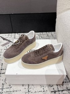 Prada 普拉达 25 最新Downtown Bold系列 厚底 三角标 休闲 小白鞋运动风设计搭配精致细节。采用穿孔皮革打造，个性的厚底呈现别具一格的现代风