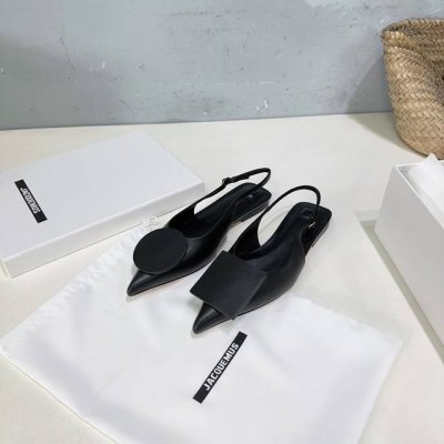 高品质出厂布 ！皮面马毛 ！小众潮牌Jacquemus25春夏新款简约尖头鸳鸯扣平底后空凉鞋！ 设计灵感来源方和圆！具有雕塑的轮廓设计，柔和又有力量感！ 极简优