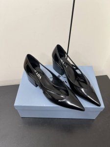 Prada 25ss 早春新款绝美尖头跟鞋 时尚界久违的极简之美经典时尚配色 毫不费力的优雅风来袭 时髦 精致 绝美 包头尖头 开边珠外穿时尚气质简约新款日常拖