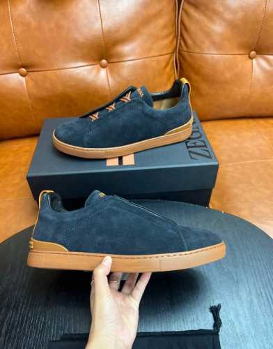 ermenegildo zegna 杰尼亚 系带男士休闲板鞋此 triple stitch 运动鞋由反绒牛皮制成，鞋身外腰压印品牌名称，ip超轻鞋底缝线鲜明。牛