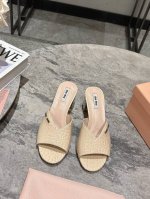 miumiu25春夏新品高品质鱼嘴粗跟拖，气质小女人风，鞋跟盘镶嵌施华洛世奇水钻，闪出新高度 鞋面:对版菱格漆皮 内里垫脚小绵羊皮 进口真皮大底 跟高:5.5C