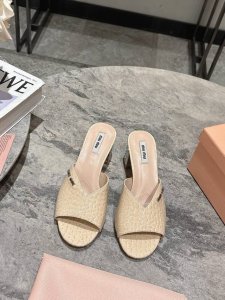 miumiu25春夏新品高品质鱼嘴粗跟拖，气质小女人风，鞋跟盘镶嵌施华洛世奇水钻，闪出新高度 鞋面:对版菱格漆皮 内里垫脚小绵羊皮 进口真皮大底 跟高:5.5C