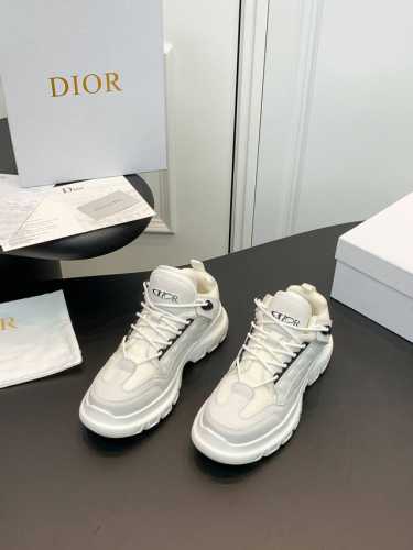 迪奥-Dior cono 高版本秋季中帮运动跑步鞋2024秋季新品，以白色和黑色网眼织物搭配皮革效果镶片，两侧饰以打印标志、鞋舌上的星星补丁和鞋跟的标志，诸多细