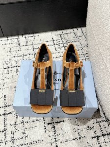 PRADA 普拉达 25 早春新款 粗跟圆头 蝴蝶结玛丽珍 经典时尚配色 毫不费力的优雅风来袭 时髦 精致绝美包头 外穿时尚气质简约新款日常美出高级感，上脚超好