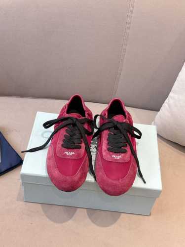 红色 330 十色 Prada 普拉达新款德训鞋 鞋面麂皮有肌理感，内里羊皮包裹，软软糯糯的 鞋垫加厚小羊皮，踩上去无比舒适，有支撑感，又包裹得很好的感觉 鞋型