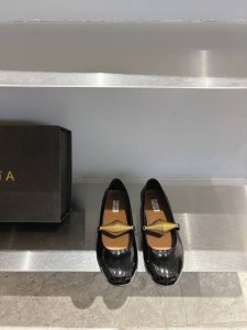 alaia 新品 是时尚与艺术的完美融合 经典漆皮材质 光滑如镜 反射出奢华光泽 散发着神秘而迷人的气息 独特的金色锥形饰扣 以先锋之姿打破常规 成为视觉焦点