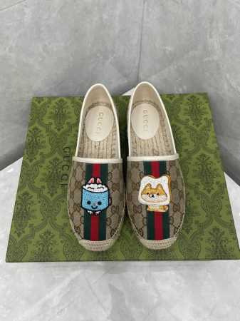 P230 新款Gucci 女士Gg麻底鞋 材料、纹理和图案相结合，在整个系列中营造出温暖的天气感觉。这双麻底鞋采用编织绳索鞋底，采用粉色 Gg 帆布制成。 Gg - 点击图像关闭