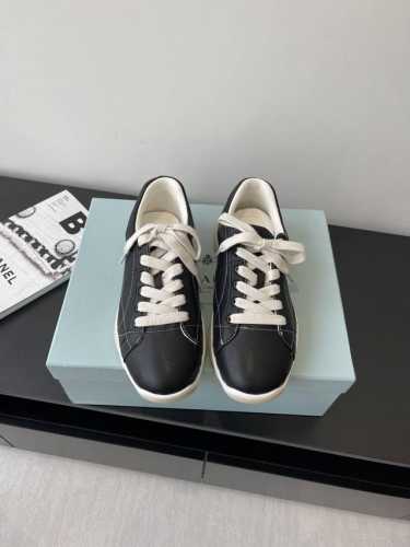 prada 普拉达 25Ss 春夏新款 德训鞋 休闲鞋 精工制造 缝线均匀 皮质质感一览无余 多色拼接 时尚大方 柔软舒适透气 鞋舌饰有经典字母Logo p家经