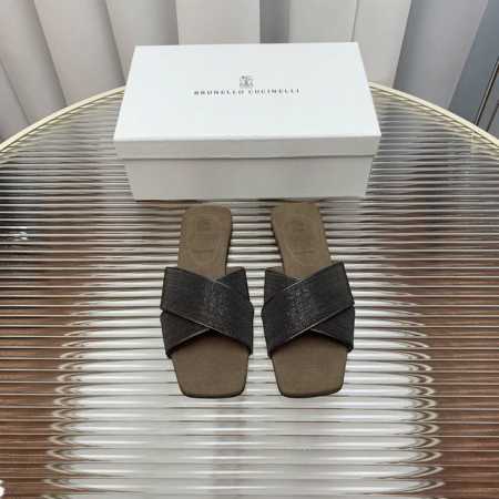 BrunelloCucinelli 。B C凉鞋上新款了。进口羊绒面料。内里进口羊绒，纯铜珠链，原版真皮底，上脚美观大方，百分百原版开发。原版包装，码数35 － - 点击图像关闭