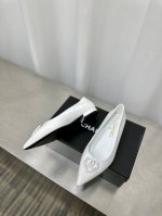 CHANE*L 小香25ss新款 爱心logo单鞋小清新风带点贵气的感觉，上脚非常完美，穿搭配上此鞋，优雅大方。整个系列都充满了令人兴奋和意外的元素结合，不同的