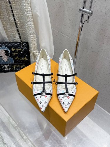 顶级版本 louis Vuitton Lv 路易威登 2025春夏尖头高跟鞋凉鞋 鹰嘴小尖头搭配镂空老花皮条小方扣可调节松紧 lv五金 Logo 饰以点缀 细节