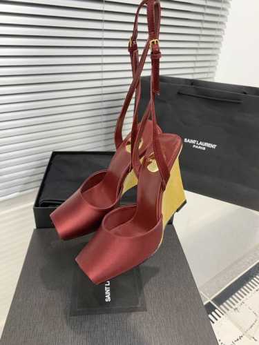 SaintLaurentYsl鱼嘴坡跟凉鞋！性感绝美收藏级别、精致的弧度，将女士脚踝处修饰更加纤细！满满高级感！穿上就是成熟御姐风，绝美！鞋面：牛漆皮、真丝内里