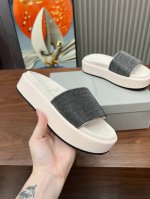 BrunelloCucinelli 。B C增高鞋上新款了。面料：进口羊皮。内里进口牛绒，纯铜珠链，双层底台1=1原版开模，上脚美观大方，百分百原版开发。原版包