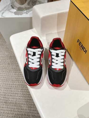 出厂 Fendi 芬迪 情侣款 高端品质 原单休闲运动鞋 鞋面：纳帕小牛皮、丝绸小牛皮、品牌帆布布匹、鞋身车缝品牌塑胶图腾 内里：品牌帆布 大底：超轻Tpu发泡