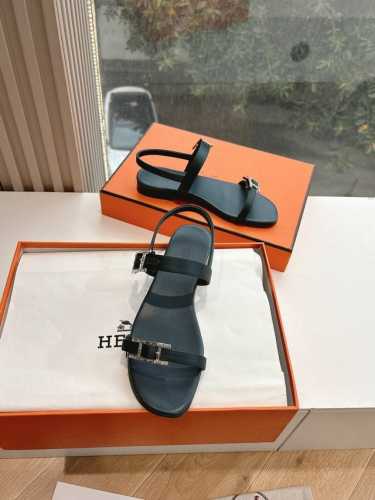 360顶版G042H家2025春夏新款Hermes爱马仕 Buy 爱马仕 Blingbling 钻扣涼鞋 最近又买到了一双爱马仕心头好 简简单单 又带钻钻的钻扣