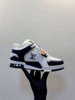LV Trainer Sneaker 一如继往的给足安全感，实物比图片更好看更精致！梦中情鞋击败～99% 多巴胺百搭，糖果色系真的好甜 元气度满满的 奢华品质，