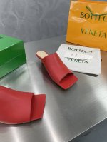 Bottega Venet* 22*S葆蝶家方头㊣一字拖 大红 春夏大肆式主打 延伸鞋底超过脚长 原版开发 像一把“铲子” 有棱有角 定染彩色小羊皮鞋面 力求配