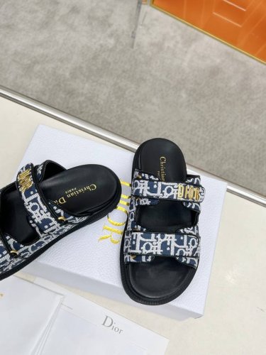 dior迪奥新品经典款。代购级别品质国外专柜爆款厚底拖鞋 鞋面内里：原版定制材料，鞋底原版开模1.1 轻便 码数35-40 41 42可定做 出厂价P