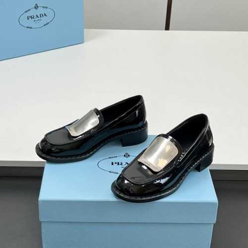 高版本 漆皮 2025新款 prada 普拉达走秀新款金属Logo小皮鞋、乐福鞋 上脚无敌好看简直万种搭配， 随意穿搭拿捏的稳稳的，Hold的各种穿搭场合 简直