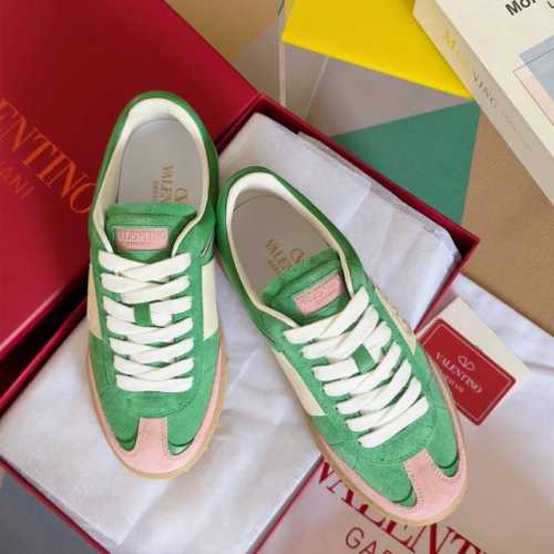 顶级版本：情侣款 VALENTINO华伦天奴V家UPVILLAGE系列 铆钉 情侣款 休闲 运动鞋 原版购入开发 做货 这款VALENTINO GARAVANI