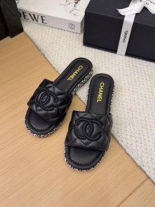 小香Chanel早春新款双C刺绣平底一字拖鞋 原版开模1:1倾力打造，小红书力推款，怎么搭配都好看，时髦精必备，香奈儿女士钟爱简约又难以抗拒系 鞋面：羊皮 内里