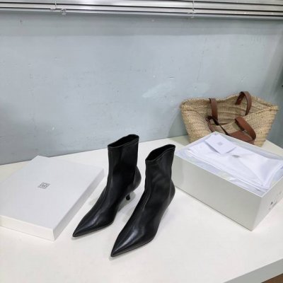 高品质出厂 ！小众潮牌Toteme 24 ss秋冬新款弹力尖头猫跟短靴！简约大气，极简休闲的款式散发着独有的气质和品位 精致流畅的鞋型搭配标志性的尖头，袜式套脚