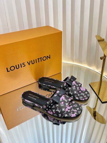 顶级版本Lv 驴家 25Ss 彩色老花皮太好看了-最新单品 Lv家的彩色单品 ！原版购入 用心开发 鞋跟都是开模定制 ，最新色系拖鞋多彩多色 老花配搭蝴蝶彩色皮