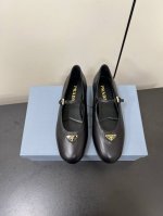 羊皮面 PRADA 25ss 普拉达秋冬新品 实力来袭 玛丽珍单鞋 芭蕾舞鞋超级爆系列爆品，各大网红明星乔欣，程潇，同款圆头三角扣 玛丽珍单鞋 ！时髦百搭nic
