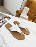 真皮底 CELINE 赛琳 2024春夏新品夹趾鞋鞋面采用小牛皮加经典压花Logo油边工艺，质感非凡上脚超级好看颜色：黑色，白色，棕色，红色，银色内里：羊皮，面
