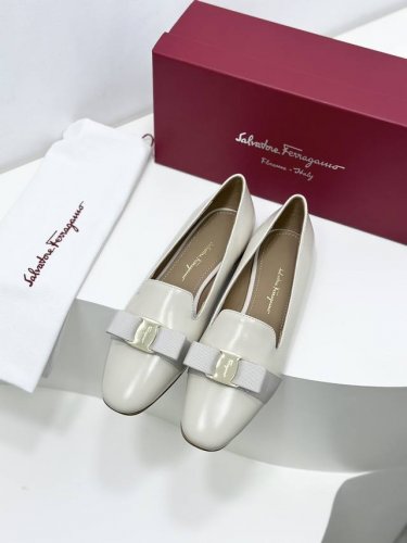 工厂价 现货SF salvatore Ferraga*o 菲拉*慕Vara蝴蝶结乐福鞋单鞋 创新融合芭蕾舞平底鞋与乐福鞋，鞋头配有经典蝴蝶结，1cm的微跟，走起