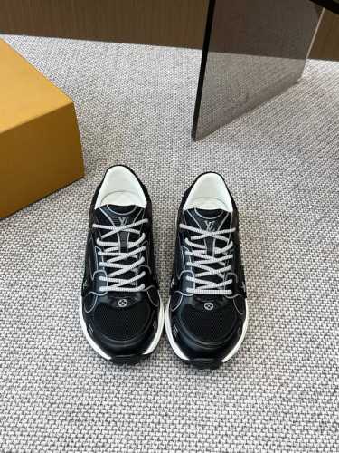 Lv 路易威登 25Ss新款 Olympia运动鞋 Lv Olympia运动鞋的运动流线型设计灵感来自跑鞋。精致的鞋面由多种技术材料制成，包括网眼和金属合成皮革