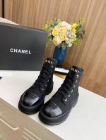 出厂价： 元 秋冬新款chanel 香奈儿 踝靴原版开模 绑带设计穿脱超级方便，鞋头logo电绣 鞋舌也是金属品牌logo 面料：特殊材料 内里 垫脚：牛里 采