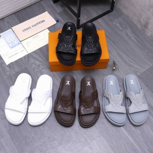 商品商标：Lv [路易威登] 拖鞋 正码.码数: 38-45 商品材料：精选 经典优质压纹牛皮鞋面 脚背皮里 原版大底