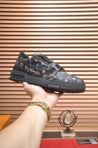 出厂价P 原版开发 品质出货 欢迎对比 Lv板鞋系列 Lv Trainer Maxi运动鞋将成衣系列的宽松廓形引入Virgilabloh笔下的Lvtrainer