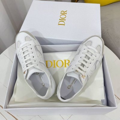 dior 春夏季新款小白鞋 一眼就爱上的小白鞋 经典百搭四季皆宜 可与各式服装搭配 采用白色小牛皮革面油边工艺 原版金属星星装饰鞋带孔眼 内外侧凹凸立体Cd星标
