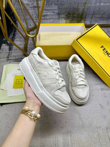 工厂价： Fendi Match厚底增高系带运动鞋，黑色与白色牛皮拼接，饰有黑色牛皮细节，内里采用透气里布，轻便舒适百搭 女35-42码，