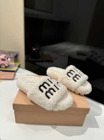 miumiu缪缪毛毛拖2024秋冬新款毛毛拖鞋Miu Miu秋冬新季的潮流要素，与此刻挚爱的概念，多元对撞，传达现代风格~ 怎么穿都好看今夏时髦精最爱 看起来 - 点击图像关闭