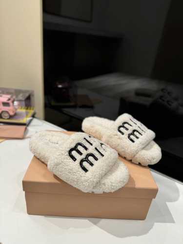 miumiu缪缪毛毛拖2024秋冬新款毛毛拖鞋Miu Miu秋冬新季的潮流要素，与此刻挚爱的概念，多元对撞，传达现代风格~ 怎么穿都好看今夏时髦精最爱 看起来