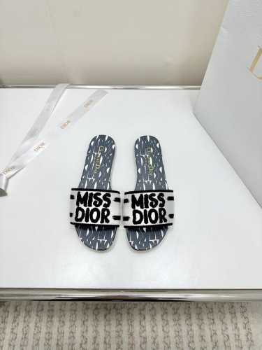 平底 中跟 代购级别！ 2024新款迪奥miss Dior 系列平底拖鞋，经典上乘美艳力作 Dior专柜最火春夏系列 兼备气质 时尚 经典耐看的设计风格 上脚效