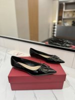 出厂价： Valentino 华伦天奴推出全新单鞋系列，单鞋款平跟鞋尖头V扣凉鞋。上脚非常修脚型 重点是很好非常好驾驭 不磨脚不累脚 行走神器！ 金属VLOGO