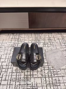 prada普拉达春夏新款三角扣魔术贴拖鞋 全皮高级大气 厚底鞋底搭配全满钻 让整双鞋充满魅力色彩 满足不同风格时髦人士的多种选择！ 标志性金属三角标搭配古沙滩拖
