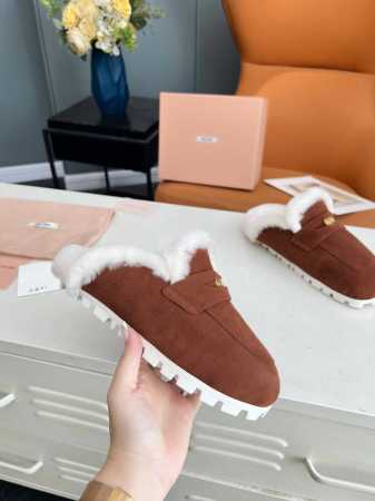 miu miu2024新款牛猄皮毛拖鞋， 1:1开模秒杀市场一切版本 欧美名媛明星、网红的大爱款 颜色：2个色 面料：杏色牛猄、棕色牛猄 内里：进口羊毛 大底： - 点击图像关闭